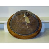 cover food with dish in olive wood